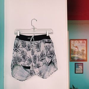 Vuori Palm Shorts (Women’s), White/Black, L